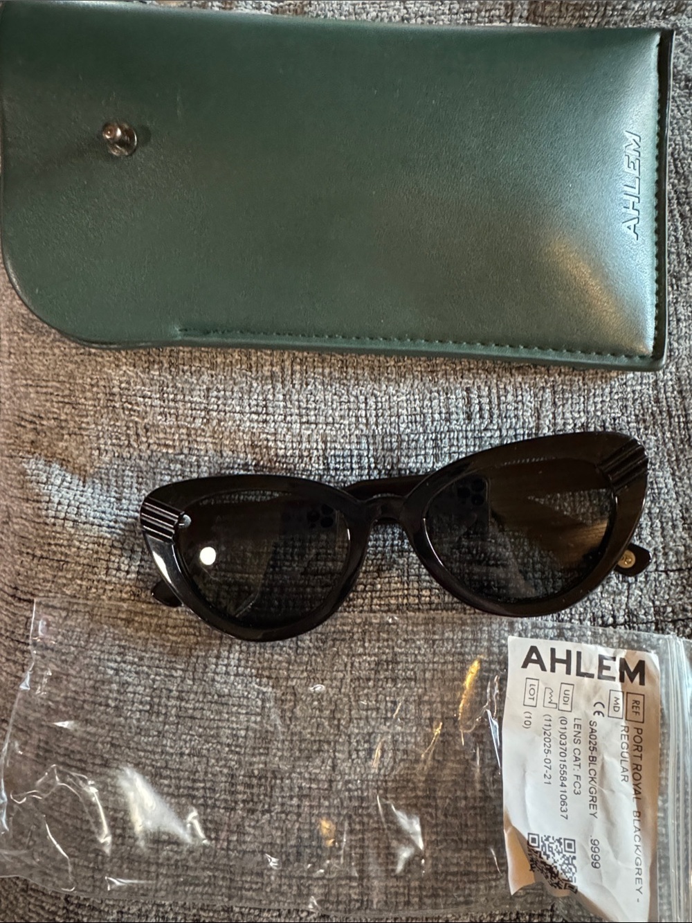 AHLEM Women's Black Cat-Eye Sunglasses - Black
